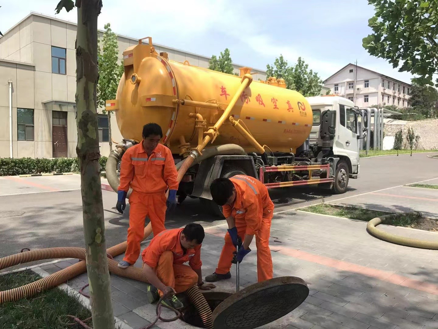 三元管道疏通车停在窨井附近