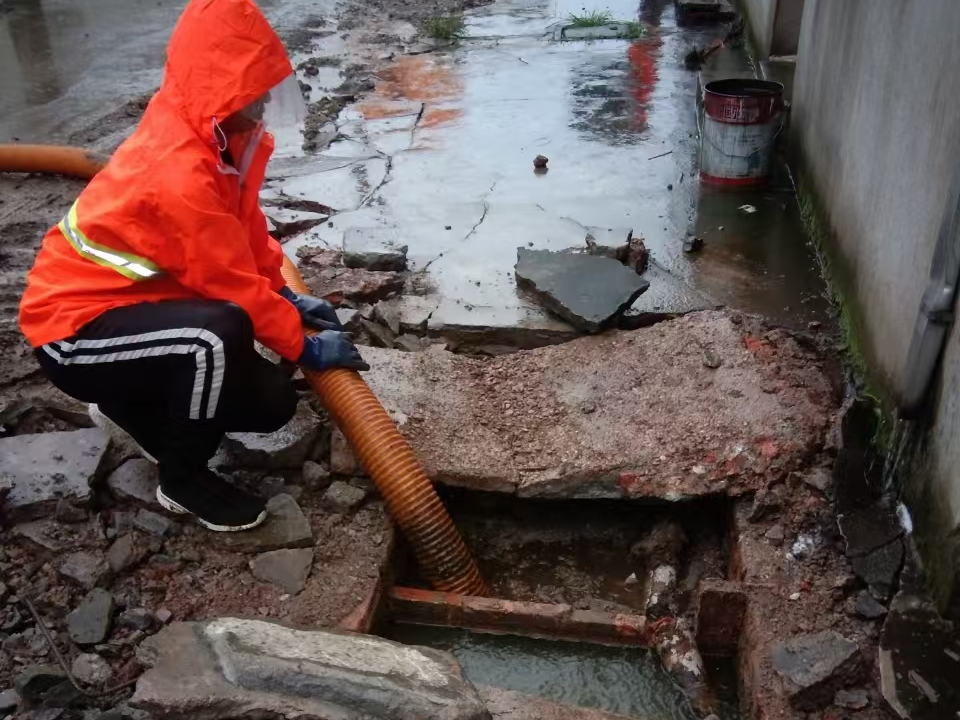 三元专业清理污水池 炜誉市政以规范流程守护城市 “肠道”